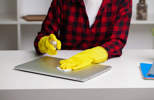 Close-up de mulher mão limpeza laptop no escritório. - Foto, Imagem