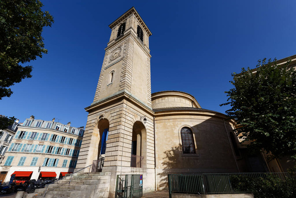 Die Eglise Saint-Germain hat die Herrschaft vieler Könige überlebt. Es wurde erstmals um 1020 erbaut. Saint Germain en Laye, Frankreich. - Foto, Bild