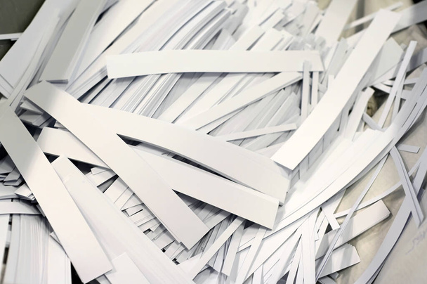 Bovenaanzicht van een bos blanco stroken versnipperd papier geplaatst in mand - Foto, afbeelding