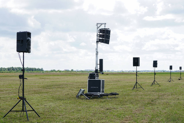 Audio-Lautsprechersystem für den Außenbereich bei einer Veranstaltung auf dem Rasen im Park, ausgewählter Schwerpunkt - Foto, Bild