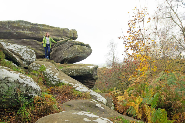 Captura de un senderista maduro y en forma, disfrutando de un entorno impresionante, a finales de otoño. Brimham rocas es una atracción de visitante ideal. - Foto, imagen