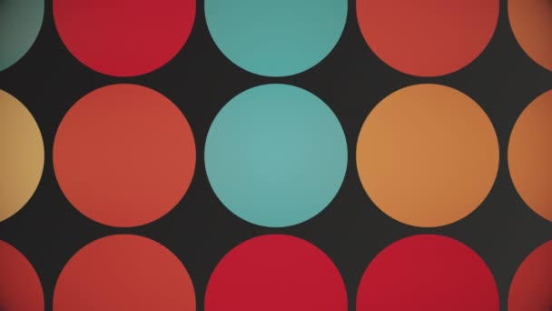 Trendy retro jaren zeventig geometrische achtergrond met kleurrijke knipperende cirkels in warme kleurtinten - beige, oranje, rood en teal. Deze stijlvolle vintage motion achtergrond animatie is 4K en een naadloze lus. - Video
