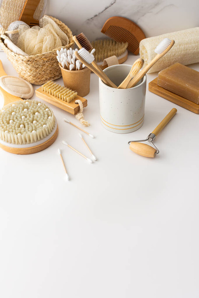Деревянные зубные щетки с натуральной щетиной в керамическом стекле, средства по уходу за лицом и кожей, банные принадлежности, спа и концепция красоты - Фото, изображение