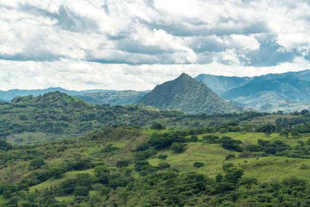 Paysage panoramique à Tamesis avec ciel bleu et montagne à l'horizon. Colombie.  - Photo, image