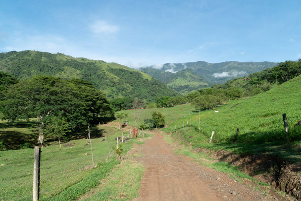 Bellissimo paesaggio stradale con, cielo blu e montagne. Tamesis, Antioquia, Colombia.  - Foto, immagini