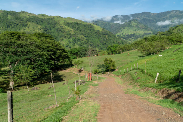 Prachtig weglandschap met, blauwe lucht en bergen. Tamesis, Antioquia, Colombië.  - Foto, afbeelding