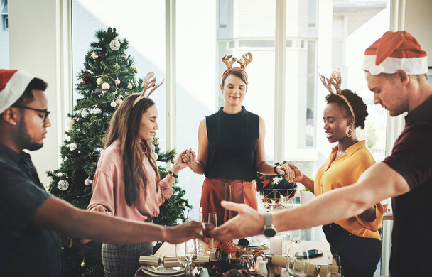Ми вдячні за їжу. група молодих друзів, які говорять про благодать під час обіду разом на Різдво
 - Фото, зображення