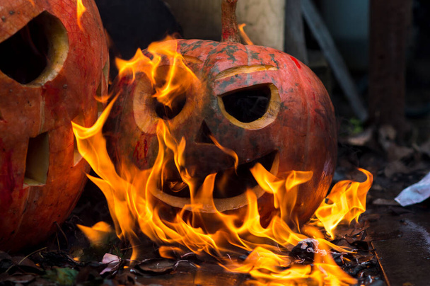 calabazas de color naranja de Halloween en los barrios bajos están en llamas - Foto, Imagen