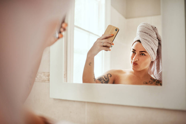 Sii te stesso, ma meglio. una giovane donna che si fa un selfie durante la sua routine di bellezza mattutina - Foto, immagini