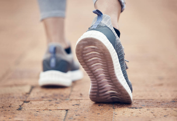 Δρομέας, παπούτσια και εξωτερική βόλτα των ποδιών μιας γυναίκας πριν από την καλή φυσική κατάσταση, προπόνηση και τρέξιμο άσκηση. Αθλητισμός κατάρτισης, τα πόδια με τα πόδια και υγιή καρδιο ενός ατόμου σε ένα πλίνθινο πεζοδρόμιο έτοιμο για ένα αθλητικό τρέξιμο. - Φωτογραφία, εικόνα
