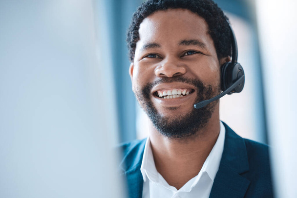 Kundenbetreuung, schwarzer Mann und Callcenter-Berater sprechen mit einem Online-Kunden mit einem Headset. Kundenservice, Empfangsdame und Telemarketing Verkäufer Beratung mit Technologie im Büro. - Foto, Bild