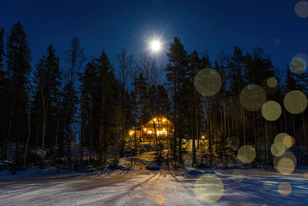 Inverno casa de conto de fadas no meio da floresta nevada na noite - Foto, Imagem