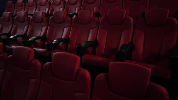 Кино и развлечения, пустые места в красном кинотеатре для ТВ-шоу и производства киноиндустрии. Высококачественные 4k кадры - Кадры, видео