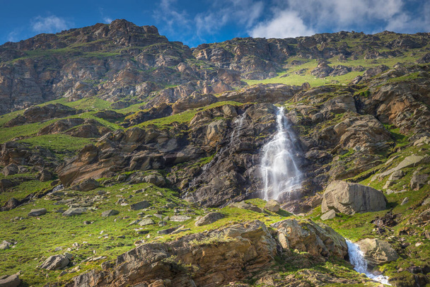 Водопад весной в альпийском ландшафте, Гран-Парадизо Альпы, Италия, недалеко от границы с Францией - Фото, изображение