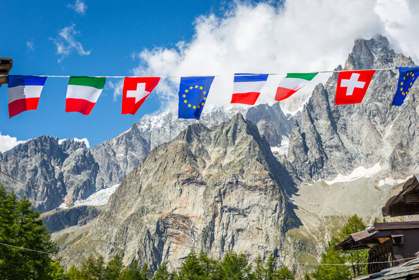 Flagi europejskie kręcące się wzdłuż trasy du Mont Blanc, Alpy Francuskie, w pobliżu Szwajcarii i Włoch - Zdjęcie, obraz