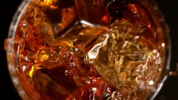 Super Slow Motion Shot of Ice Cube Falling into Whiskey at 1000fps, Top View. Natočeno vysokorychlostní kamerou na 4k. - Záběry, video