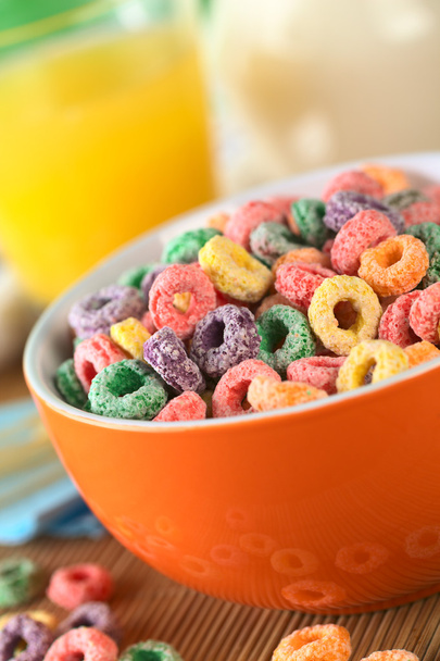 Boucles de céréales colorées avec différents arômes de fruits
 - Photo, image