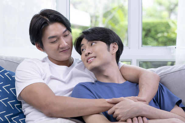 Азиатские гей-пары любят моменты счастья концепция. Концепция образа жизни пары ЛГБТ. - Фото, изображение