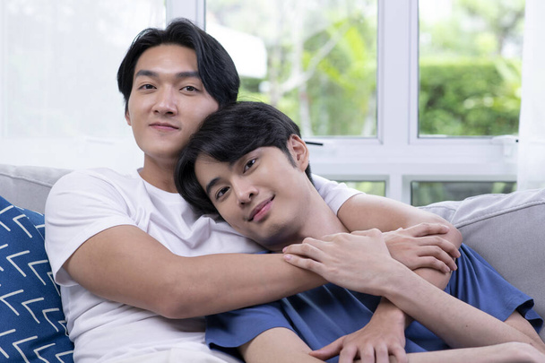 Asiatique LGBT gay couple amour moments bonheur concept, sourire et regarder caméra. - Photo, image
