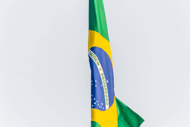 Бразильский флаг на открытом воздухе в Рио-де-Жанейро. - Фото, изображение