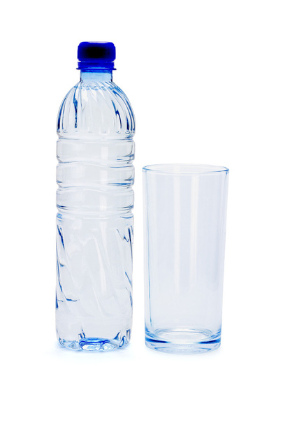 butelka wody mineralnej i pustą szklankę - Zdjęcie, obraz