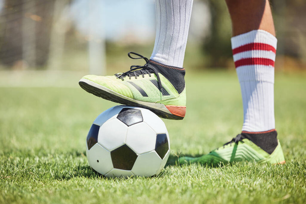 サッカーボール、サッカー選手の靴やフィールド上の足は、競技場の芝生のピッチでキックオフ、競争ゲームやスポーツトレーニング。サッカー選手の足、男運動選手のアクションと芝のゴールを獲得する力. - 写真・画像