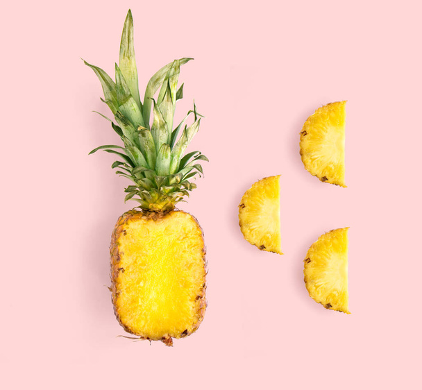 Pembe arka planda ananasla yapılmış yaratıcı bir düzen. Tropik düzlük. Yiyecek konsepti. - Fotoğraf, Görsel