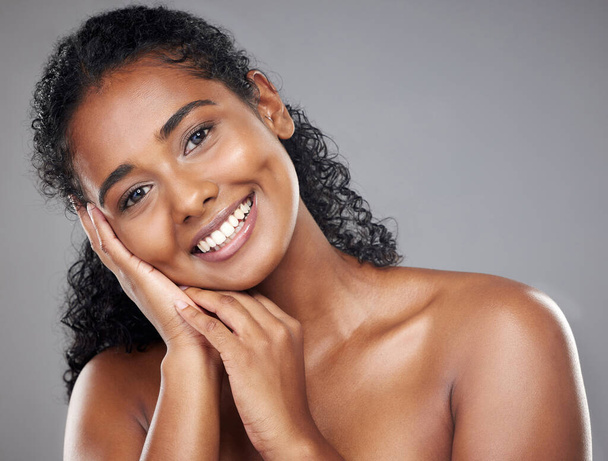 Femme noire, beauté et portrait sourire dans les soins de la peau, les cosmétiques ou le traitement sur fond de studio gris. Portrait de visage féminin afro-américain heureux souriant pour des soins cosmétiques et une peau parfaite. - Photo, image