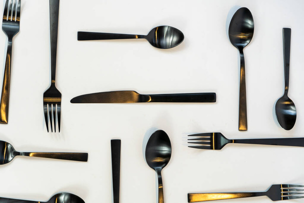 tenedores y cucharas de metal negro sobre fondo blanco, mexico latin america - Foto, imagen