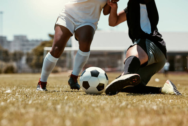 Futebol, esportes e atletas que jogam com uma bola em um campo ao ar livre para um jogo ou treinamento. Fitness, homens e close-up de jogadores de futebol pernas correndo com habilidade em um arremesso para um jogo ou exercício - Foto, Imagem