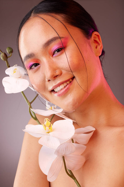Belleza, flores y maquillaje, retrato de mujer de Japón con sombra de ojos y sonrisa en la cara. Naturaleza, spa de lujo y productos naturales para el cuidado de la piel ingredientes para facial y cambio de imagen en hermosa chica asiática - Foto, imagen