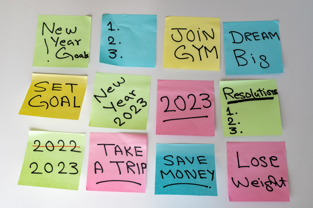 Nieuwjaar 2023 doelen hand geschreven op een kleverige notities op een witte geïsoleerde achtergrond - Foto, afbeelding