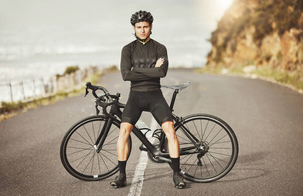 腕を持つ男、サイクリングやマウンテンバイクは、自然の中でスポーツ運動、トレーニングやフィットネスのために交差しました。サイクルツアーのための自転車で屋外に立つ自信に満ちた男性プロのサイクリストの肖像画. - 写真・画像