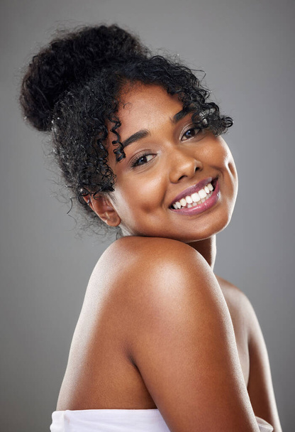 Pielęgnacja skóry, piękno i kosmetyki dla czarnej kobiety z doskonałym uśmiechem, dermatologią i rutyną wellness na tle studia. Jamajka dziewczyna portret dla wellness, zdrowia i twarzy dla skóry, które świecą. - Zdjęcie, obraz