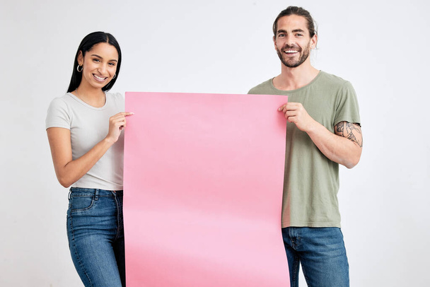Макет, банерна реклама, молодий чоловік і жінка посміхаються з рожевим плакатом для маркетингу або розміщення продуктів. Порожній дизайн простору, вивіска картон і моделі для брендингу або реклами логотипу
. - Фото, зображення