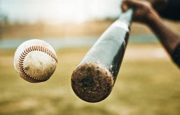 Beyzbol sopası, spor ve sporcu açık hava sahasında beyzbol sopasıyla topa vuruyor. Spor, beyzbol oyuncusu ve spor, spor ve yeşil çimlerde antrenman yapmakla meşgul bir adam.. - Fotoğraf, Görsel