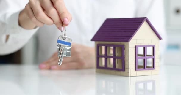 Агент держит ключ от дома в руке. Покупка или аренда дома концепции - Кадры, видео