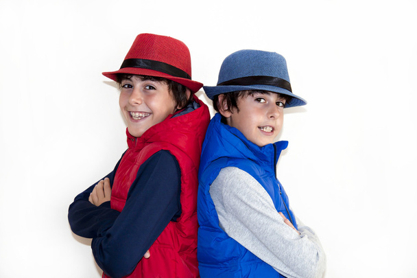 Meninos felizes estão com chapéu olhando para a câmera
 - Foto, Imagem