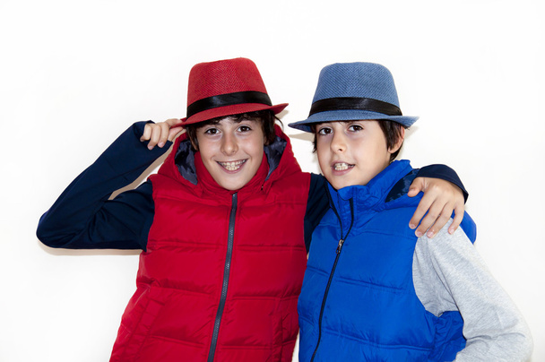 Gelukkige jongens zijn met hoed op zoek naar de camera - Foto, afbeelding