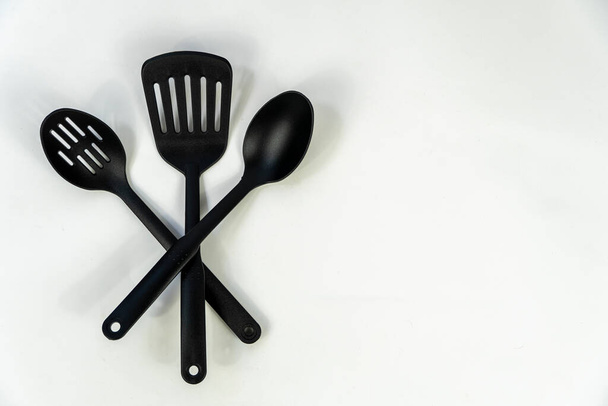 spatule de cuisine sur fond blanc isolé nourriture spatules en plastique, le Mexique Amérique latine - Photo, image