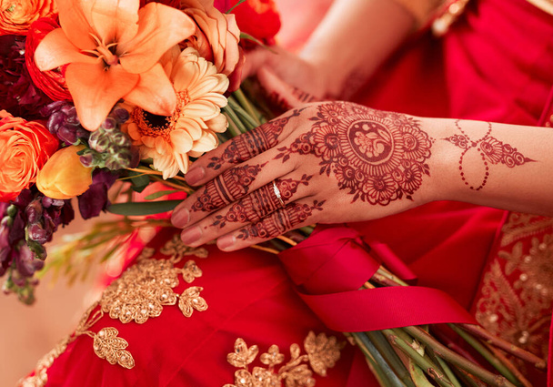Essenciais para a noiva ser. uma mulher irreconhecível segurando um monte de flores antes de seu casamento - Foto, Imagem