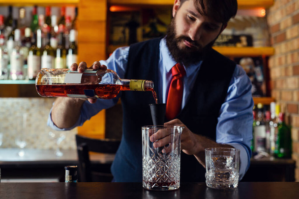 Bartender guy working prepare cocktail skills - Foto, Imagem