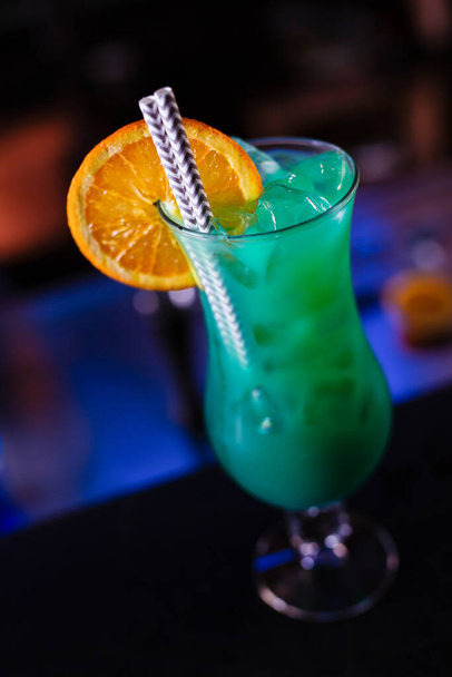 Close up of barman decorate blue lagoon cocktail - Foto, afbeelding