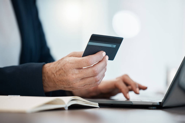 Χέρι, laptop και πιστωτική κάρτα με ένα λογιστή online κάνει μια πληρωμή από ένα γραφείο στο γραφείο. Υπολογιστές, λογιστική και χρηματοδότηση με έναν επιχειρηματία που ψωνίζει ή πραγματοποιεί αγορά ηλεκτρονικού εμπορίου. - Φωτογραφία, εικόνα
