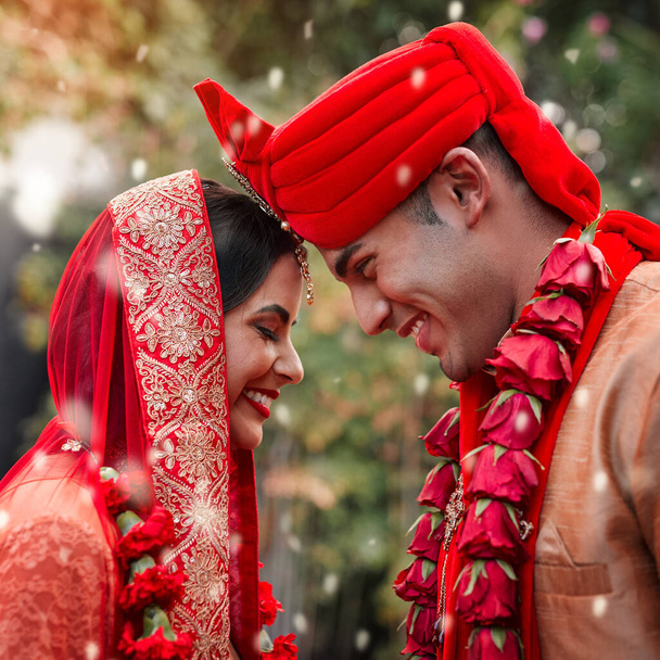 Heres to love and happy ever after. ein junges hinduistisches Paar am Hochzeitstag - Foto, Bild