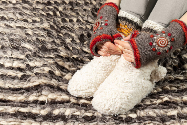 Fluffy woolen booties and mittens. Warm woolen clothes. - Foto, immagini
