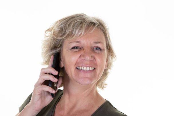 portrait d'une femme souriante heureuse âgée parlant sur un téléphone intelligent - Photo, image