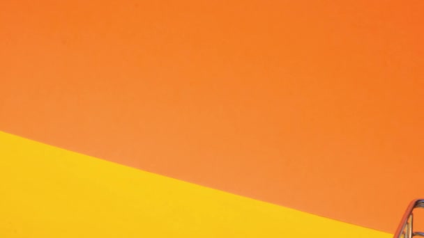 Handschiebender Supermarkt-Einkaufswagen mit 5-Dollar-Schein Geld im Einkaufswagen auf gelbem Hintergrund. Verkaufskorb von US-Dollar-Scheinen. Existenzminimumkonzept: Darlehen, Altersvorsorge ansparen - Filmmaterial, Video