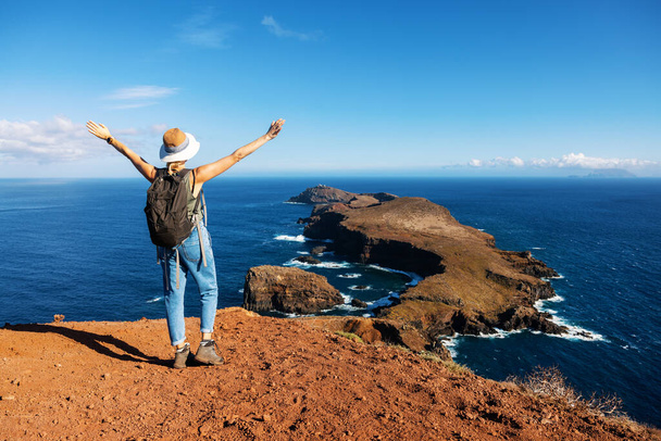 mujer disfrutando de una hermosa vista al océano y acantilados en la ruta de senderismo Ponta de Sao Lourenco en la isla de Madeira. Portugal - Foto, imagen