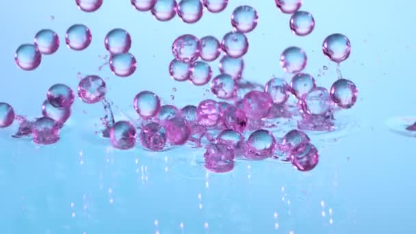 Super Zeitlupe Shot von Neon Hydrogel Balls, die mit 1000fps auf Glas mit Wasser springen. Mit High-Speed-Kinokamera in 4K gefilmt. - Filmmaterial, Video